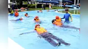 県警１４署が合同で災害対処訓練 流れるプールで姿勢確保