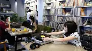 レコードを自席で楽しむカフェ、若者に人気 福岡・大名にオープン