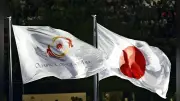 アジア大会初の難民選手団、テコンドー男女2人がOCA旗掲げ入場
