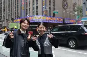 神木隆之介＆浜辺美波、NYで「ゴジラポーズ」！映画祭でレッドカーペット登場
