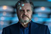 スピルバーグ監督『ディスクロージャー・デイ』コリン・ファースが精神を操る本編映像解禁