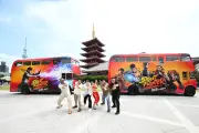 映画『ストリートファイター』波動拳ラッピングバス、浅草寺でお披露目