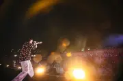 sumika『ロッキン』大雨の中でも力強い言葉で観客を肯定「今日ここに来てくれたあなたの選択を大正解にする」