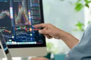 晴れた日は株価が上がりやすい？心理学が明かす天気と株の意外な関係