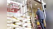 スーパーのコメ平均価格、約2年ぶりに5キロ3000円下回る