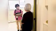 高齢者のみ世帯の孤立・共倒れ防ぐ支援、相談員の個別訪問や送迎付きカフェ