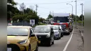 苫小牧で大津波想定の車両避難訓練、約300台参加し渋滞発生