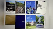 大学案内、紙からウェブへ ページ削減と拡充、各大学で模索続く