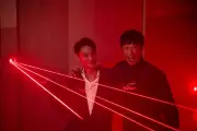 『VIVANT』第18話、赤いレーザー越しにFとチョッキーの場面写真公開