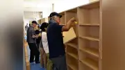 工藤会旧本部跡地の「希望のまち」に本棚完成、ボランティアが製作