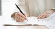 業務に必要な資格、勉強時間やテキスト代は会社or本人負担？社会保険労務士が解説