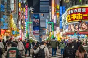 なぜドンキや歌舞伎町に外国人観光客が殺到するのか 日本で取り組み進む「ナイトタイムエコノミー」