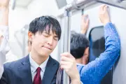 電車内で真ん中の席に座るとストレス2倍？ 心理学的な理由とは