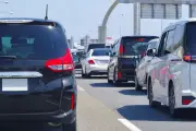 渋滞で隣のレーンが速く見えるのはなぜ？ 心理学が教える錯覚の正体