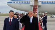 習氏がワシントン到着、トランプ氏が空港で歓迎式典　米中閣僚は貿易「休戦」延長など再協議