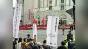 習近平氏到着のワシントン、抗議と歓迎のグループがにらみ合う
