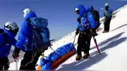 富士山閉山期の救助ヘリ有料化へ、山梨県が方針　登山届も義務化