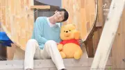 羽生結弦、プーさんとの“やさしい時間”に笑顔　メモリーブックのメイキング初公開