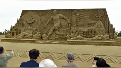 「あしや砂像展」開幕、サッカーW杯テーマ 台風接近で一時中断