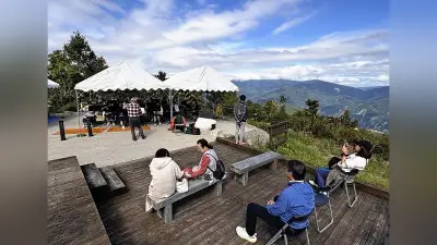 飛騨の山々望む展望台でコンサート　白川村で約30人が演奏
