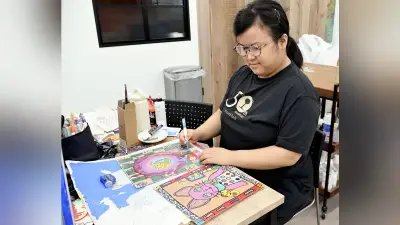 廃棄予定の化粧品がアートに 川崎の障害者施設が作品制作、六本木で展示