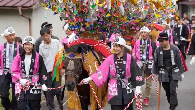 「田立の花馬祭り」花飾り背負い木曽馬が練り歩く 五穀豊穣や家内安全祈る 長野・南木曽町