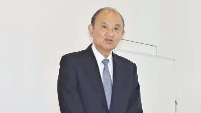 泥酔しJR甲府駅の証明写真機に放尿、前県議が会見で謝罪