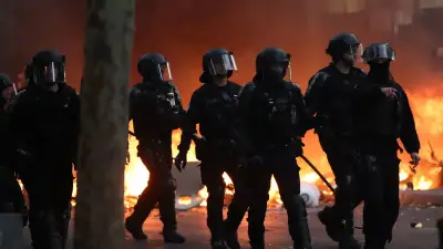 仏抗議デモ暴走、市役所に暴徒乱入・放火 400人以上拘束
