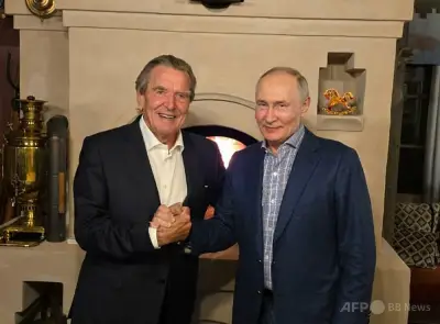 独・シュレーダー元首相、プーチン氏誕生会に出席 メルツ首相「全く不道徳」と激怒