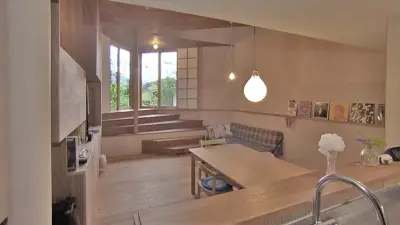 鎌倉の山に溶け込む草屋根の家、『建もの探訪』で紹介 約21畳のLDKや芝生の屋根も