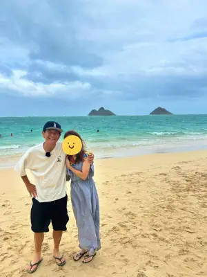 ココリコ遠藤、妻の肩を抱くハワイ夫婦ショット 息子たちとの父子ショットも公開