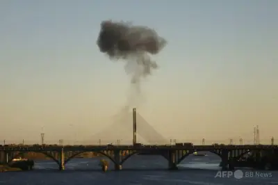 ロシア軍の橋攻撃で交通麻痺、キーウ市長「首都を引き裂いている」