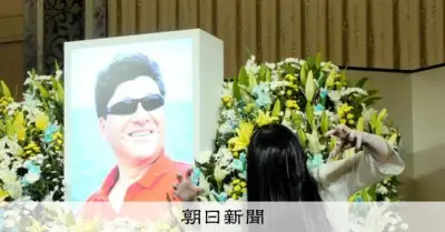 「リング」鈴木光司さんしのぶ壮行会、貞子登場で記念撮影