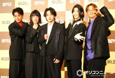 モナキ、黒スーツ姿の“黒モナキ”で登場 純烈・酒井一圭は照れ笑い「めちゃくちゃ恥ずかしい」