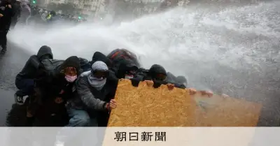 パリで警察と暴徒が再び衝突、500人以上が攻撃か デモ終着点で