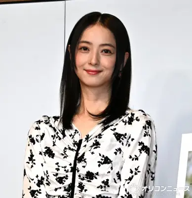 佐々木希、芸能生活20周年で初フォトエッセイ『Natural』発売「頑張って続けていればいいことがある」と若い世代へエール