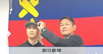 ソフトバンク、ドラ3指名の慶大・渡辺和大に指名あいさつ 王会長らのサイン入りボール贈呈