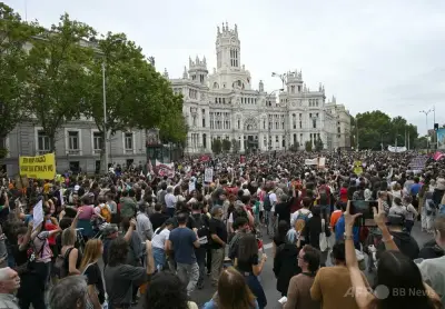 住宅抗議デモが全国に拡大、法案否決で数万人が街頭に スペイン