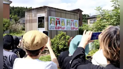 シュールな犬の「例の看板」、首都圏からバスツアー…東京の看板展でブームに
