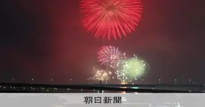 東京湾大華火祭、雨のなか11年ぶり開催　秋の夜空彩った1万2千発