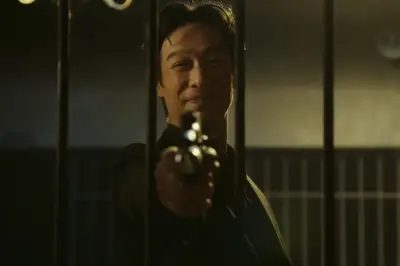 『VIVANT』第21話、堺雅人演じる劉銘軒が銃を構える衝撃場面写真公開