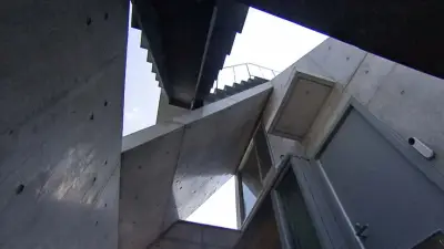 渡辺篤史『建もの探訪』で新宿区の7坪狭小住宅を訪問 3階建てに広がる暮らし