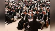 能楽堂で「同時にメガネ」424人、ギネス世界記録に認定 ニコン・エシロール社が企画