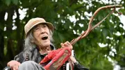 96歳の大道芸人ギリヤーク尼ケ崎、病と闘いながら金沢で公演、百歳目指す