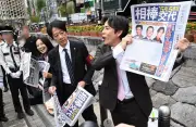 『相棒』トリオ・ザ・捜一、SL広場登場で歓声 亀山薫→神戸尊へ“相棒交代”の号外を配布