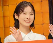朝日奈央、“10円玉芸”の自分に「そのまままっすぐ進んで」 新川優愛とW主演ドラマ会見