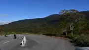 高低差600mの紅葉絶景、白いサルに出合えるかも 山形・西吾妻スカイバレー