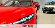 中国で車の青いランプがブーム、規制当局が待った 運転支援の合図