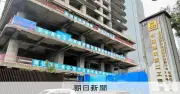 重慶の超高層ビル、着工14年で未完成 中国経済「K字形」鮮明に