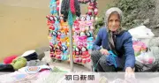 イランの村で色鮮やかな手編み靴下、平和への願い込め女性たちが伝統継承